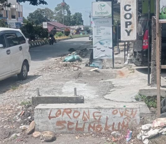 Warga Jalan Sangkuruwira Wotu Meradang, Gegara Tulisan di Plat Duiker