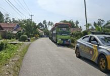 Ancam Keselamatan Pengguna Jalan, Polsek Wotu Tertibkan Truck Parkir di Aspal