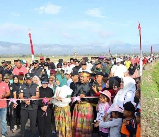 Disambut Ratusan Masyarakat Bengo, Bupati Bone Jalan Sehat di Kampung Baru