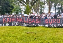 Dua Guru SMAN I di PTDH, Ribuan Guru se-Luwu Utara Lakukan Aksi Damai di Kantor DPRD