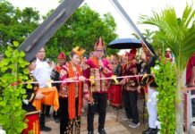 Simbol Identitas Desa, Bupati Morut Resmikan Rumah Adat Towatu dan Patung Karua Towatu