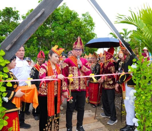 Simbol Identitas Desa, Bupati Morut Resmikan Rumah Adat Towatu dan Patung Karua Towatu