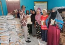 Pemdes Bumi Harapan Salurkan Bantuan Pangan dari Bulog Kepada 147 KK Penerima BLTS