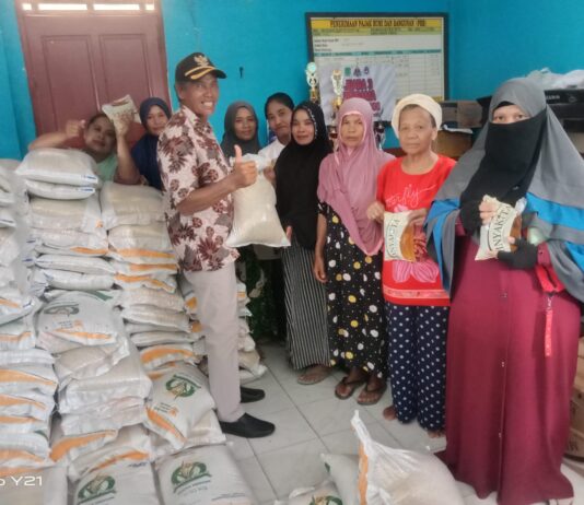 Pemdes Bumi Harapan Salurkan Bantuan Pangan dari Bulog Kepada 147 KK Penerima BLTS