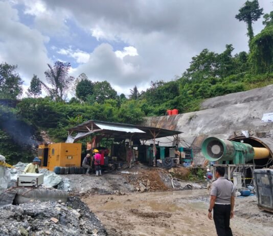 Breaking News, Dua Karyawan di Tomoni Terjebak Longsor dalam Terowongan 800 Meter