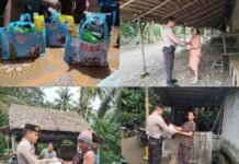Kanit Sabhara Polsek Mangkutana Bagikan Parcel Natal, Warga : Terima Kasih Polisi Peduli Masyarakat