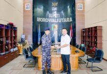 Komandan Lanal Palu Beri Cendera Mata Kepada Bupati Morowali Utara dalam Kunjungan Kerja