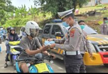 Tekan Kasus ISPA, Polres Morowali Utara Bagikan 500 Masker Gratis Kepada Warga