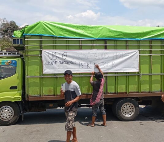 Tidak Diperlakukan Adil, Aliansi Sopir Truk Tutup Jalan Poros Nasional Palopo–Masamba di Walenrang Utara