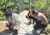 Personil Polres Luwu Utara Bersama Brimob Pasang Plat Lantai Jembatan Gantung di Desa Hasanah