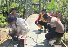 Personil Polres Luwu Utara Bersama Brimob Pasang Plat Lantai Jembatan Gantung di Desa Hasanah