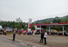 Personel Polres Luwu Timur Mengawasi Pendistribusian BBM di SPBU Ussu