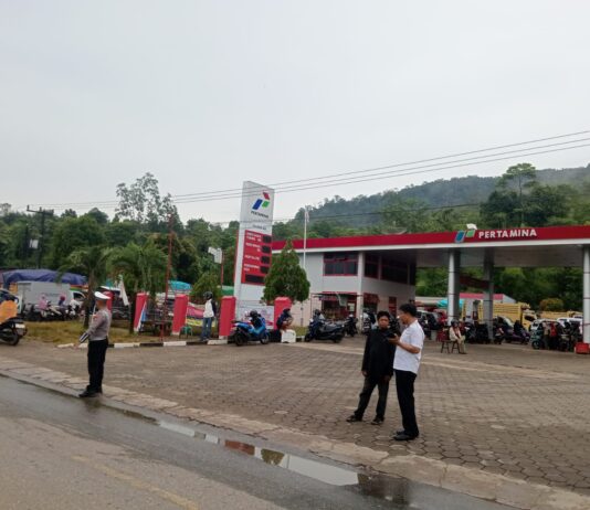 Personel Polres Luwu Timur Mengawasi Pendistribusian BBM di SPBU Ussu