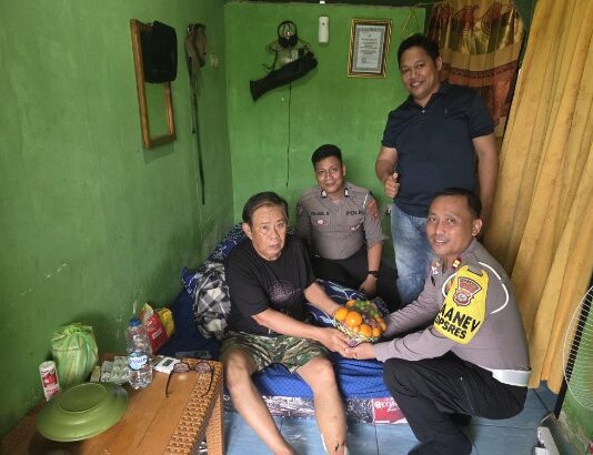 Bentuk Kepedulian, Polres Morut Jenguk dan Berikan Bantuan Kepada Rekan Wartawan yang Mengalami Kecelakaan