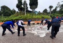 Tumpahan Solar Sebabkan Kecelakaan di Jalur Dua Kolonodale, Petugas Lakukan Pembersihan Jalan