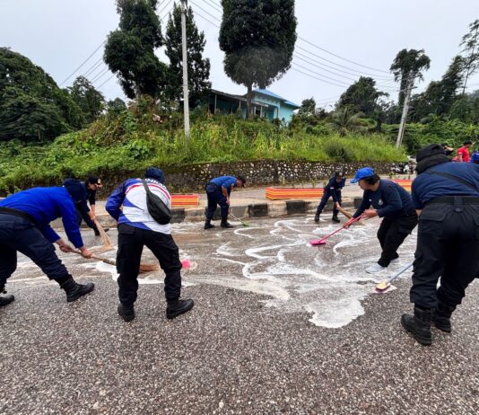Tumpahan Solar Sebabkan Kecelakaan di Jalur Dua Kolonodale, Petugas Lakukan Pembersihan Jalan