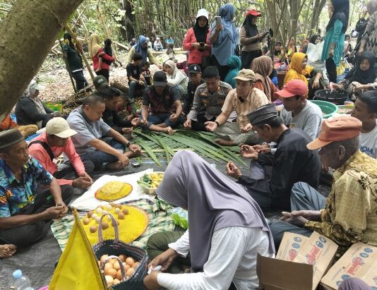 Sambut Ramadhan, Sekda Bersama Camat dan Kapolsek Malangke Hadiri Acara Adat ‘Masseddi-seddi’ di Muara Sungai Tappong