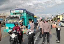 Jelang Buka Puasa, Polres Luwu Utara Bagikan Takjil Kepada Masyarakat yang Melintas Depan Polres