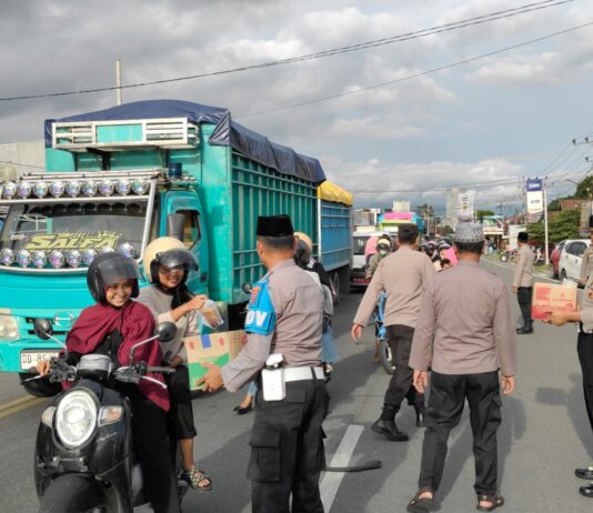 Jelang Buka Puasa, Polres Luwu Utara Bagikan Takjil Kepada Masyarakat yang Melintas Depan Polres
