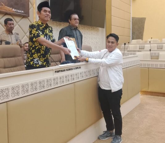 Dorong DOB Provinsi Luwu Raya Lewat Jalur Diskresi, Ketua DPRD Luwu Utara Serahkan Surat Kedatuan Luwu ke Komisi II DPR RI