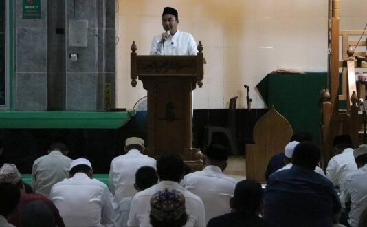 Tarawih Perdana di Masjid Syuhada Masamba, Bupati Luwu Utara Ajak ASN dan Warga Makmurkan Masjid
