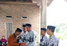 Ketua PGRI Luwu Utara Hadiri Pemakaman dan Serahkan Santunan Duka Almarhumah Herlina Guru SMPN 2 Mappedeceng