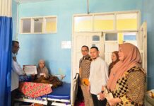 Beri Pelayanan Prima, Kadis Dukcapil Luwu Utara Serahkan Dokumen Kependudukan kepada Ibu Melahirkan di RS