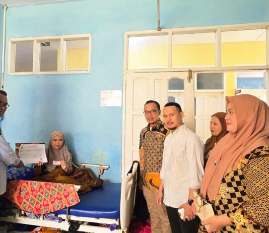 Beri Pelayanan Prima, Kadis Dukcapil Luwu Utara Serahkan Dokumen Kependudukan kepada Ibu Melahirkan di RS