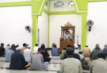 Tarawih di Masjid Nurul Yakin Kampal, Bupati Luwu Utara Tekankan Pentingnya Ketakwaan