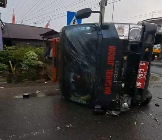 Hindari Motor, Mobil Ambulans Bawa Jenazah dari Lutim Tujuan Wajo Terbalik di Luwu