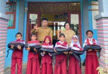 SDN 285 Molindowe Serahkan Bantuan Seragam Sekolah dari Pemkab Luwu Timur