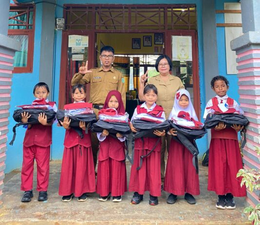 SDN 285 Molindowe Serahkan Bantuan Seragam Sekolah dari Pemkab Luwu Timur