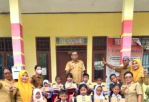 11 Murid UPT SDN 129 Maramba Terima Seragam Sekolah