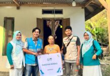 PLN ULP Tomoni Serahkan Bantuan Sembako dan Uang Tunai untuk Nenek Feni