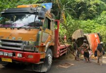Muatan Tronton Nyaris Timpa Mobil Avanza, Pengendara Motor Jadi Korban Laka Lantas di Desa Koromatantu