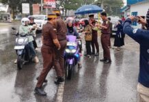 Di Hari Ke 19 Puasa, Kejaksaan Negeri Luwu Utara Berbagi Takjil Kepada Para Pengguna Jalan