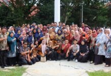 Apresiasi Pengabdian Guru PPPK, Bupati Luwu Utara Serahkan Surat Perpanjangan Kontrak PPPK Tenaga Pendidik