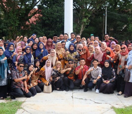 Apresiasi Pengabdian Guru PPPK, Bupati Luwu Utara Serahkan Surat Perpanjangan Kontrak PPPK Tenaga Pendidik