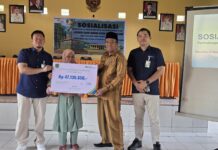 Kepala BPJS ketenagakerjaan Lutra Sosialisasi dan Serahkan Santunan Kematian Rp 47.136.650 kepada Ahli Waris