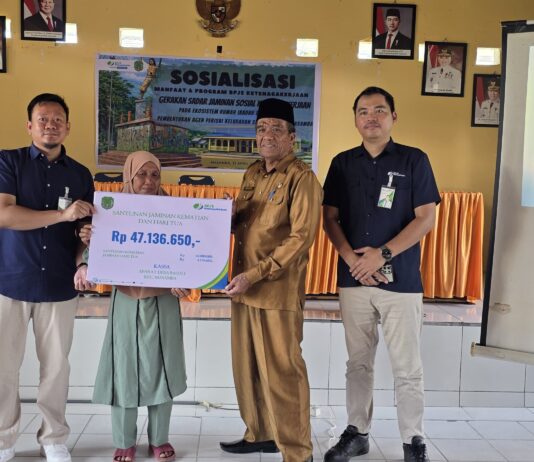 Kepala BPJS ketenagakerjaan Lutra Sosialisasi dan Serahkan Santunan Kematian Rp 47.136.650 kepada Ahli Waris