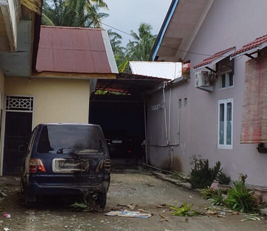 Mobil Pelangsir BBM Terbakar di Mangkutana, Ngerokok Sambil Sedot Pertalite ?