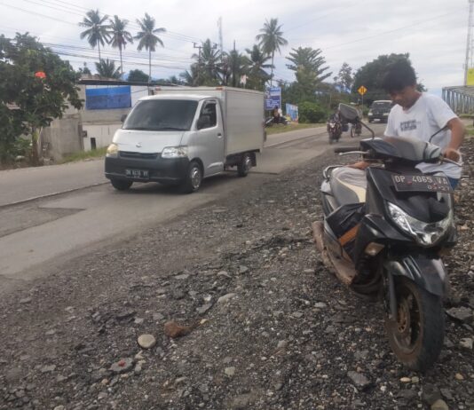 Proyek Kupasan Aspal Jalan Trans Sulawesi di Tomoni Jatuh Korban Lagi, Pengedara Diimbau Hati-hati !