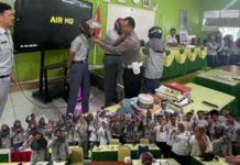 Satlantas Polres Bone Edukasi Pelajar SMAN 3 Lewat Police Goes to School.