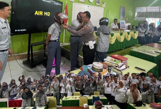 Satlantas Polres Bone Edukasi Pelajar SMAN 3 Lewat Police Goes to School.
