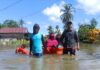 Dipimpin Kalaksa BPBD Luwu Utara, TRC dan Basarnas Evakuasi Warga Terdampak Banjir di Desa Tingkara