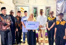 Bupati Luwu Utara Bersama Kepala BPJS Ketenagakerjaan Serahkan Santunan kematian Rp.380.671.794 kepada Ahli Waris
