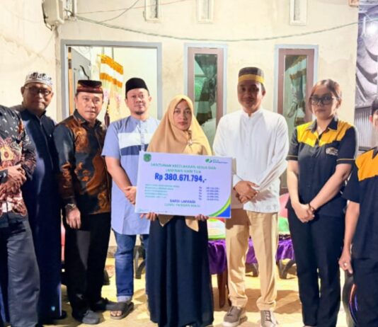 Bupati Luwu Utara Bersama Kepala BPJS Ketenagakerjaan Serahkan Santunan kematian Rp.380.671.794 kepada Ahli Waris