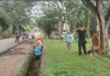 Jumat Bersih Juara, Sinergi Pemdes Teromu dan UPT SDN 150 Mangkutana Bersihkan Lingkungan