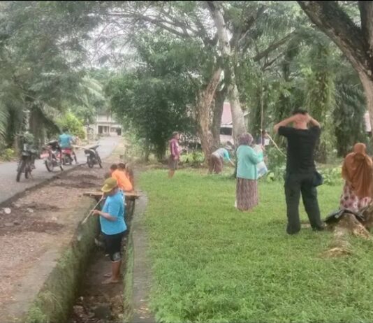 Jumat Bersih Juara, Sinergi Pemdes Teromu dan UPT SDN 150 Mangkutana Bersihkan Lingkungan
