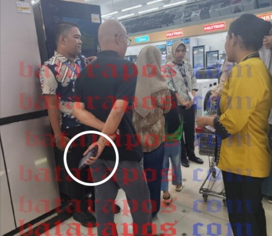 Lama Menghilang Gegara Ambulans, Erwin R Sandi Muncul di Toko Elektronik Makassar
